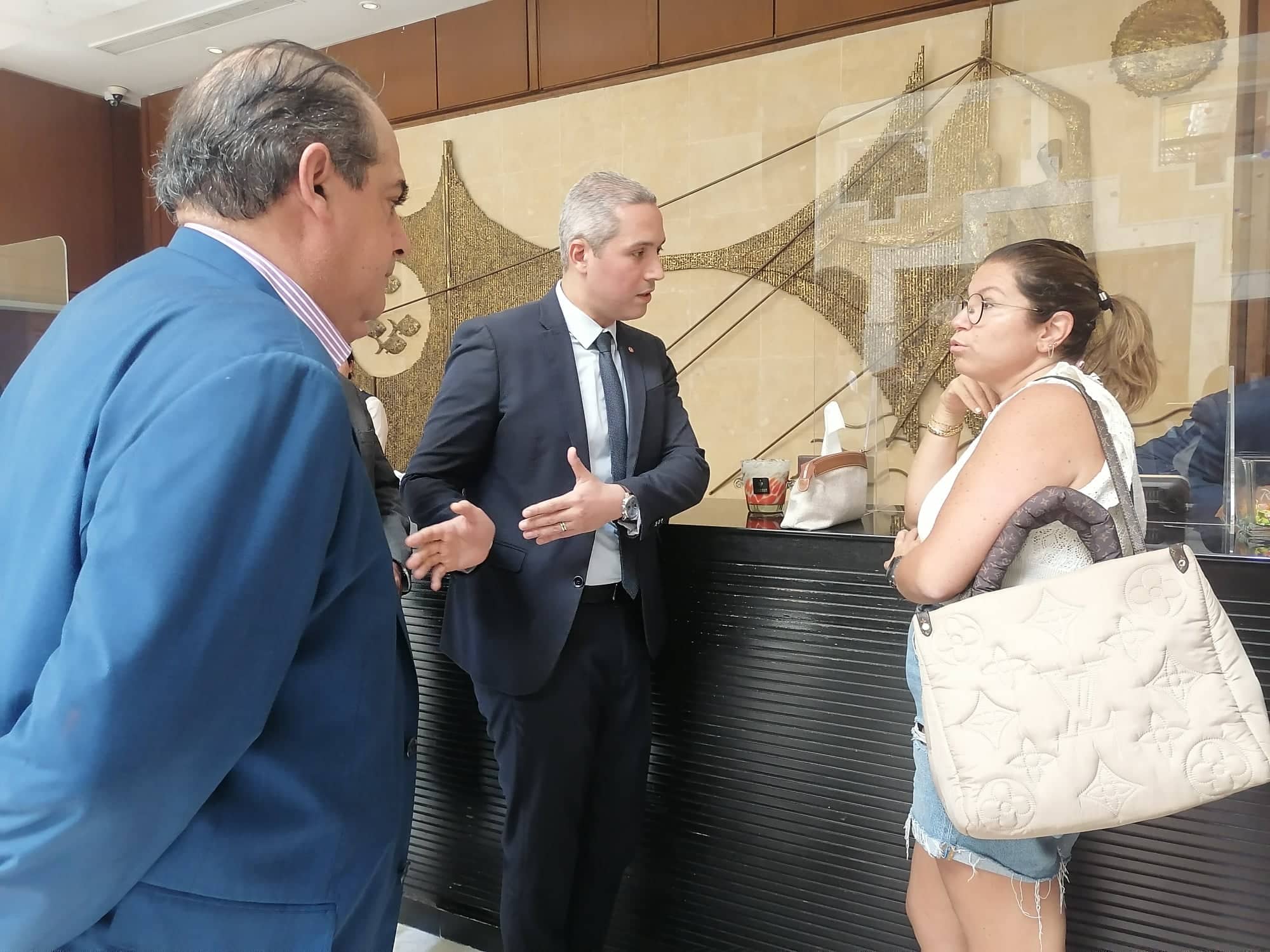 سياح لوزير السياحة: حادثة يوم الثلاثاء لن تؤثر في عشقنا وحبنا للجزيرة ولتونس